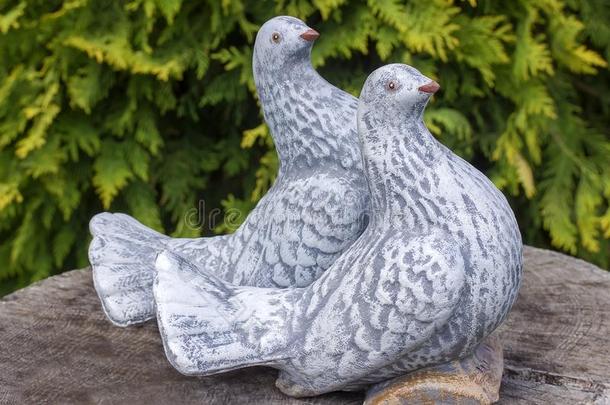 两个轮廓关于灰色鸽子婚礼装饰.