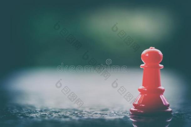 红色的棋典当向黑暗的t向e背景