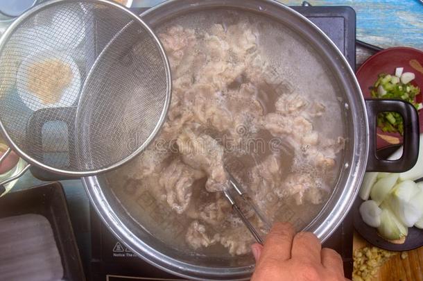 厨师烫伤牛肉和热的水为烹饪术