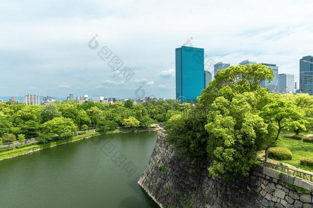墙和壕沟大约大阪城堡和摩天大楼关于大阪datainputbus数据输入总线