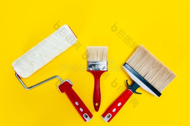 专业的<strong>房屋画家</strong>,使工作工具向黄色的背景