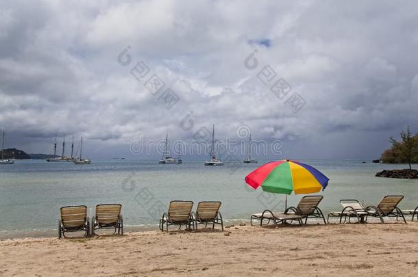 轻便马车休息厅和海滩雨伞