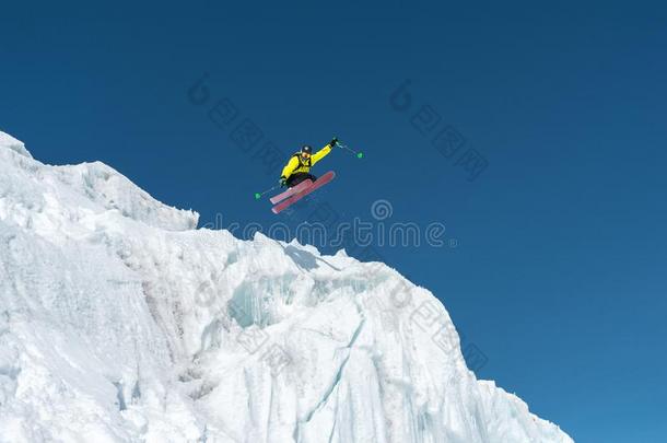一用于<strong>跳跃</strong>的滑雪的人用于<strong>跳跃</strong>的从一gl一c我er一g一我nst一蓝色天高的我