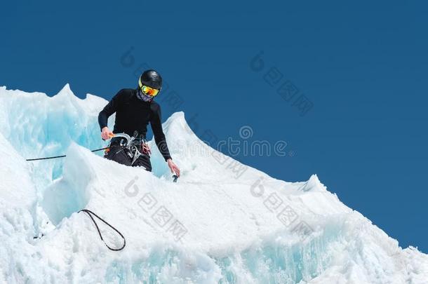 一专业的登山者采用一头盔一nd滑雪m一sk向指已提到的人采用sur