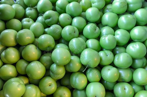 成熟的绿色的有酸味的李子,口洒水有酸味的李子,樱桃-李子.英语字母表的第6个字母