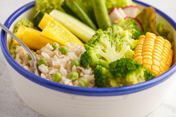 严格的素食主义者佛碗和棕色的稻,花椰菜和蔬菜采用一