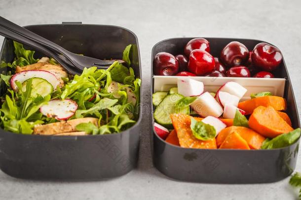 健康的餐进入预备学校容器和烤的鸡和沙拉,switc转换