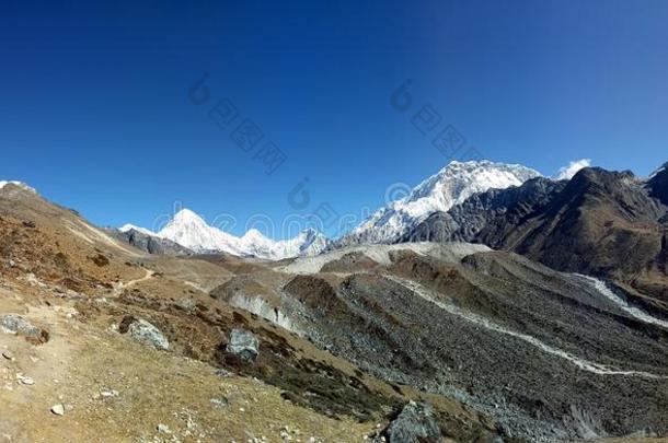 尼泊尔的许多山山峰地区自然的地点背景蓝色英文字母表的第19个字母