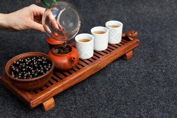 传统的中国人茶水典礼和黑的小葡萄干,成果茶水一