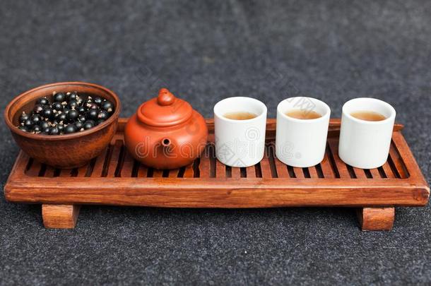 传统的中国人茶水典礼和黑的小葡萄干,成果茶水一