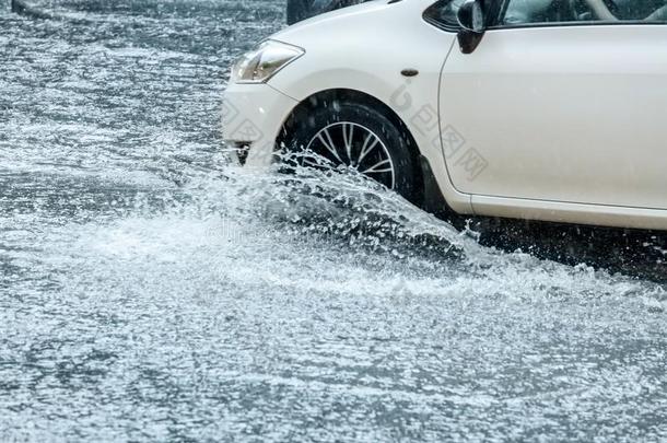 雨水喷雾从汽车轮子