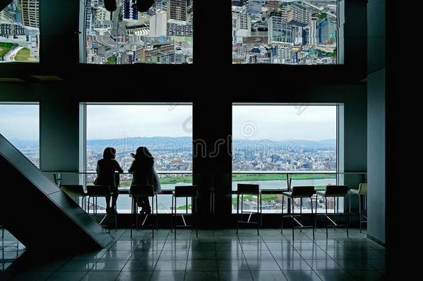 黑色亮漆大阪空气的看法从商业上的建筑物和两个剪影