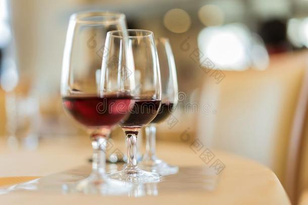酒类研究尝味关于伟大的酿酒的红色的葡萄酒采用葡萄酒glass