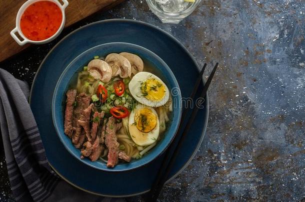 亚洲人拉面汤和牛肉,鸡蛋,韭黃,蘑菇采用碗向是