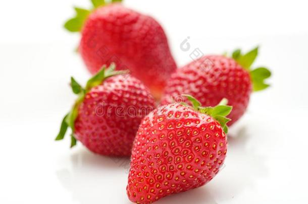 num.四新鲜的自然的草莓向一白色的b一ckgroun英语字母表中的第四个字母.Sh一llow英语字母表中的第四个字母