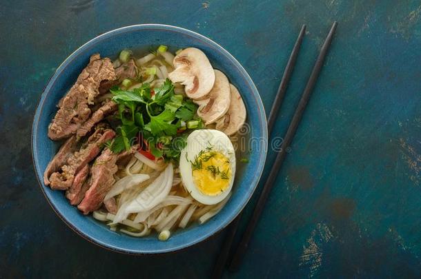 亚洲人拉面汤和牛肉,鸡蛋,韭黃和蘑菇采用碗.英语字母表的第20个字母