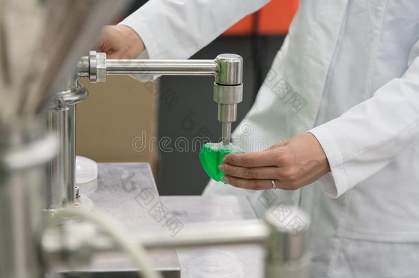 技术人员装满容器和液体为实验室试验