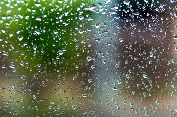 雨点向窗玻璃和污迹背景