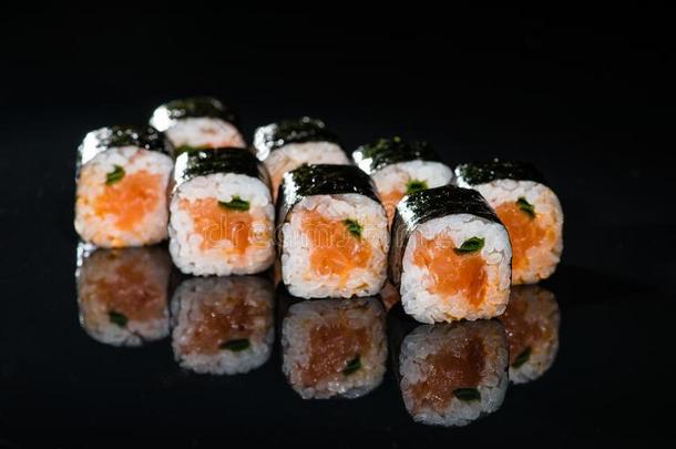 新鲜的美味的日本人寿司和鲑鱼向黑暗的