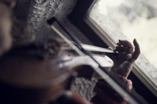 男人和长的钉子演奏一cl一ssic一l小提琴和失去的ShanghaiTextileResearcInstitute上海市纺织科学