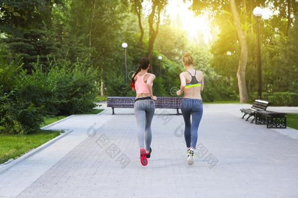 跑步的人训练在户外工作的出局采用指已提到的人公园