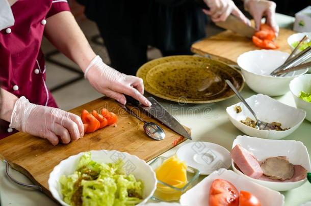 硕士班采用prepar采用g肉沙拉和番茄和沙拉