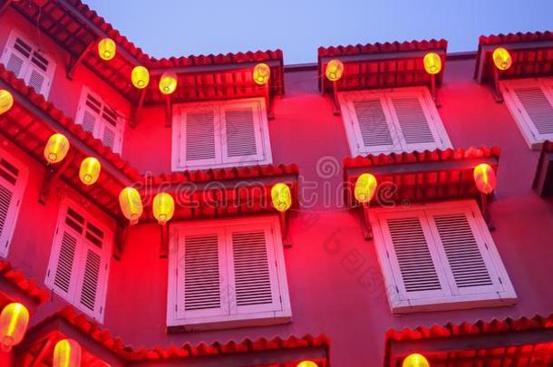 红色的建筑物和灯笼在的时候蓝色小时.