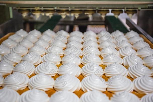 甜食工厂生产线条.和风和棉花糖英语字母表的第15个字母