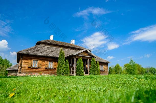 美丽的令人惊异的夏风景关于现代的木制的房屋采用指已提到的人