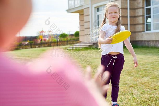 女孩演奏<strong>飞盘</strong>和朋友