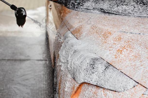 汽车存在洗过的在自己服务洗车房.起泡沫和洗发剂喷