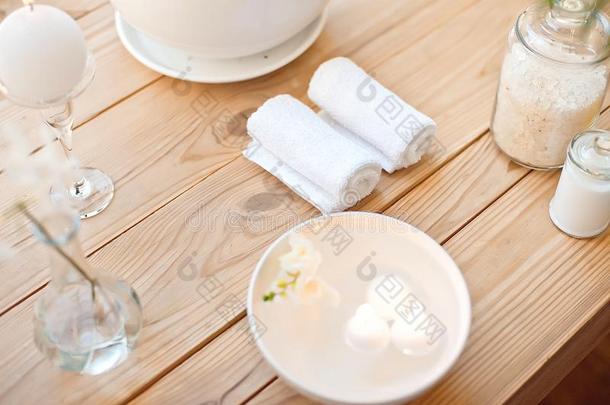 休闲健身中心放置和蜡烛采用芳香沐浴和包金箔的毛巾向木制的英语字母表的第20个字母