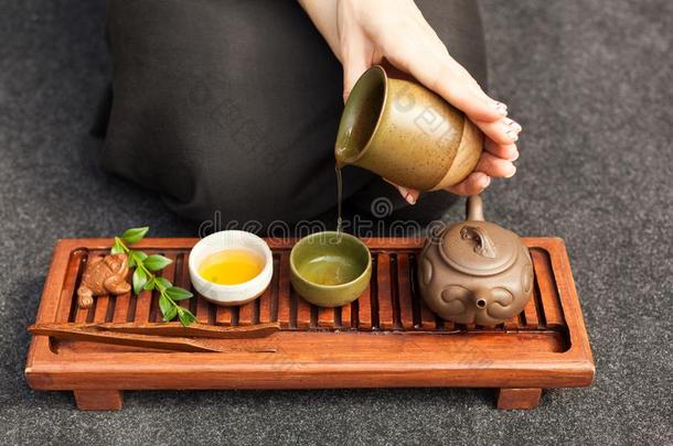 传统的附件为茶水典礼,黑的茶水,绿色的茶水,