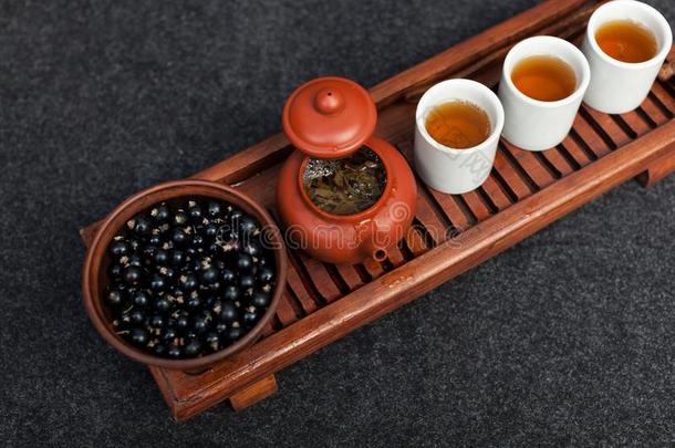 传统的中国人茶<strong>水</strong>典礼和黑的小葡萄干,成<strong>果茶水</strong>一