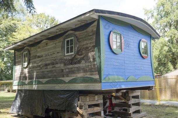 在历史上重要的蓝色小木屋归还采用范库弗峰