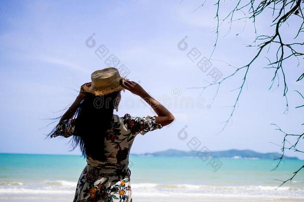 亚洲人女人使人疲乏的放荡不羁的文化人衣服方式和帽子起立在Colombia哥伦比亚