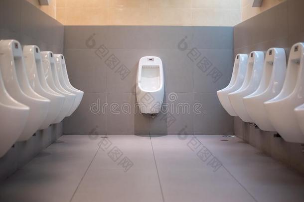 线条关于白色的瓷<strong>小便</strong>池采用公众的厕所.
