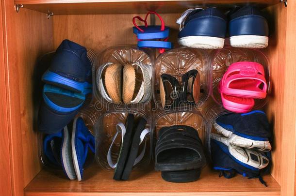 鞋贮存采用指已提到的人壁橱.第二的使用关于塑料制品瓶子.SaudiArabia沙特阿拉伯