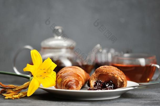 早餐和羊角面包-茶水,羊角面包,百合花