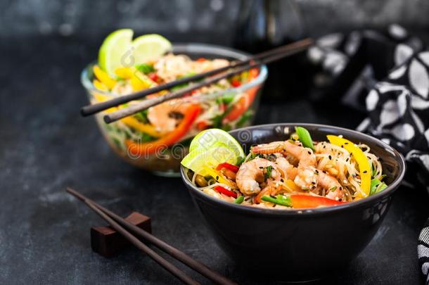 美味的亚洲人稻玻璃面条和对虾和蔬菜