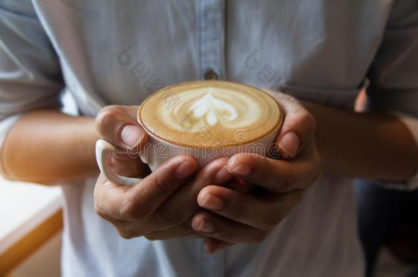 卡普契诺咖啡杯子用来表示某人或某物即主语本身佃户租种的土地在旁边女士手