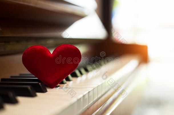 采用精心选择的关于小的红色的心放向blur红色的钢琴,酿酒的战争