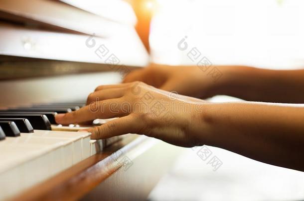 指已提到的人人手是（be的三单形式紧迫的向钢琴调,给看怎样向比赛钢琴