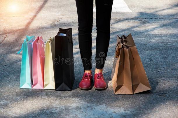 购物袋关于女人疯狂的购物狂人在购物购物中心,
