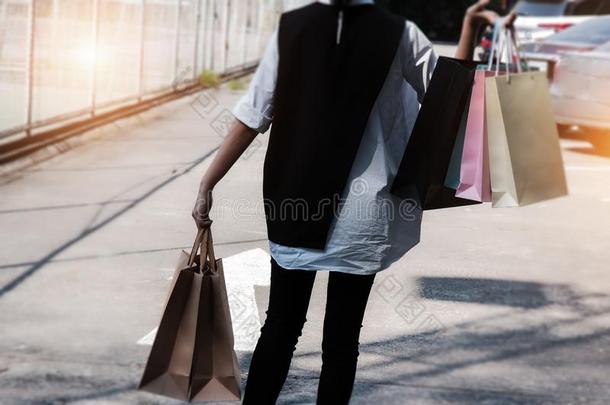 特写镜头指已提到的人购物袋采用手关于女人疯狂的购物狂由