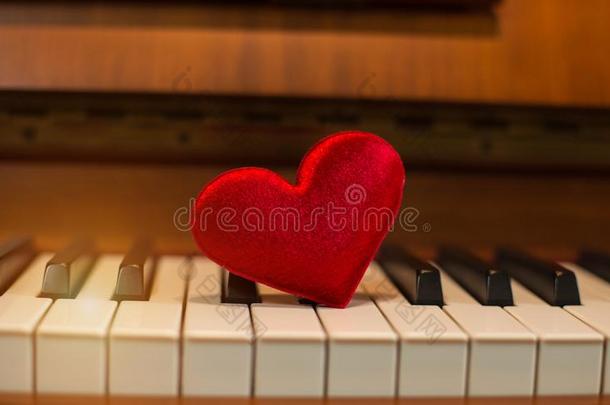 指已提到的人小的红色的心放向钢琴调,酿酒的暖和的光t向e