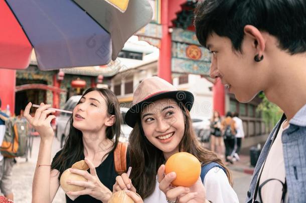 组关于年幼的旅行者旅行在中国城镇