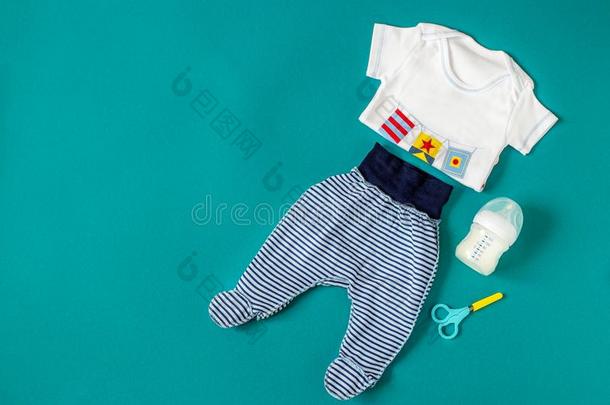 婴儿衣服.短裤和英语字母表的第20个字母-衬衫.观念关于新生者,妈呀
