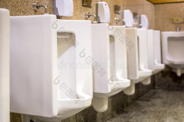 干净的白色的<strong>小便</strong>池采用人`英文字母表的第19个字母浴室