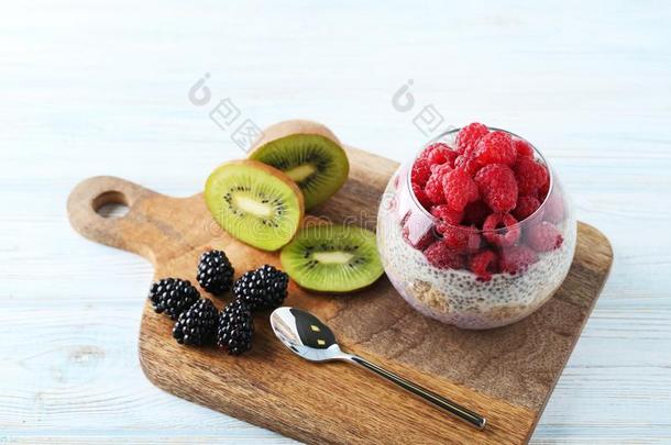 芡欧鼠尾草甜食和浆果